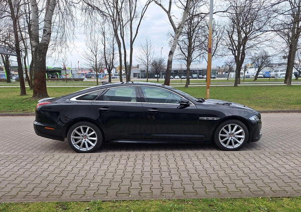 Jaguar XJ cena 120000 przebieg: 182000, rok produkcji 2015 z Wrocław małe 154